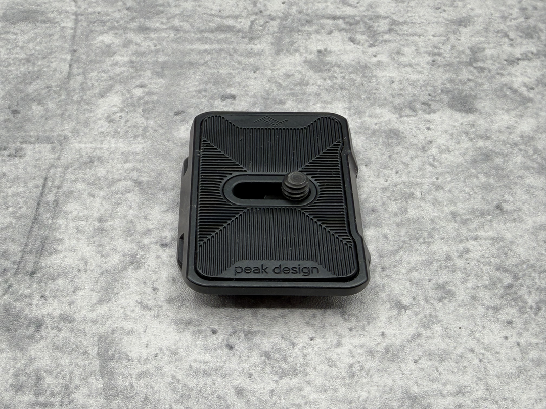 アルカスイスにも互換性のある Peak Design デュアルプレート