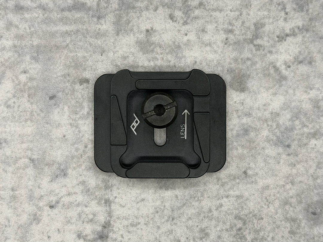 裏側は通常のピークデザインのプレートと同じ様な作りになっており、『キャプチャー』にもハマります