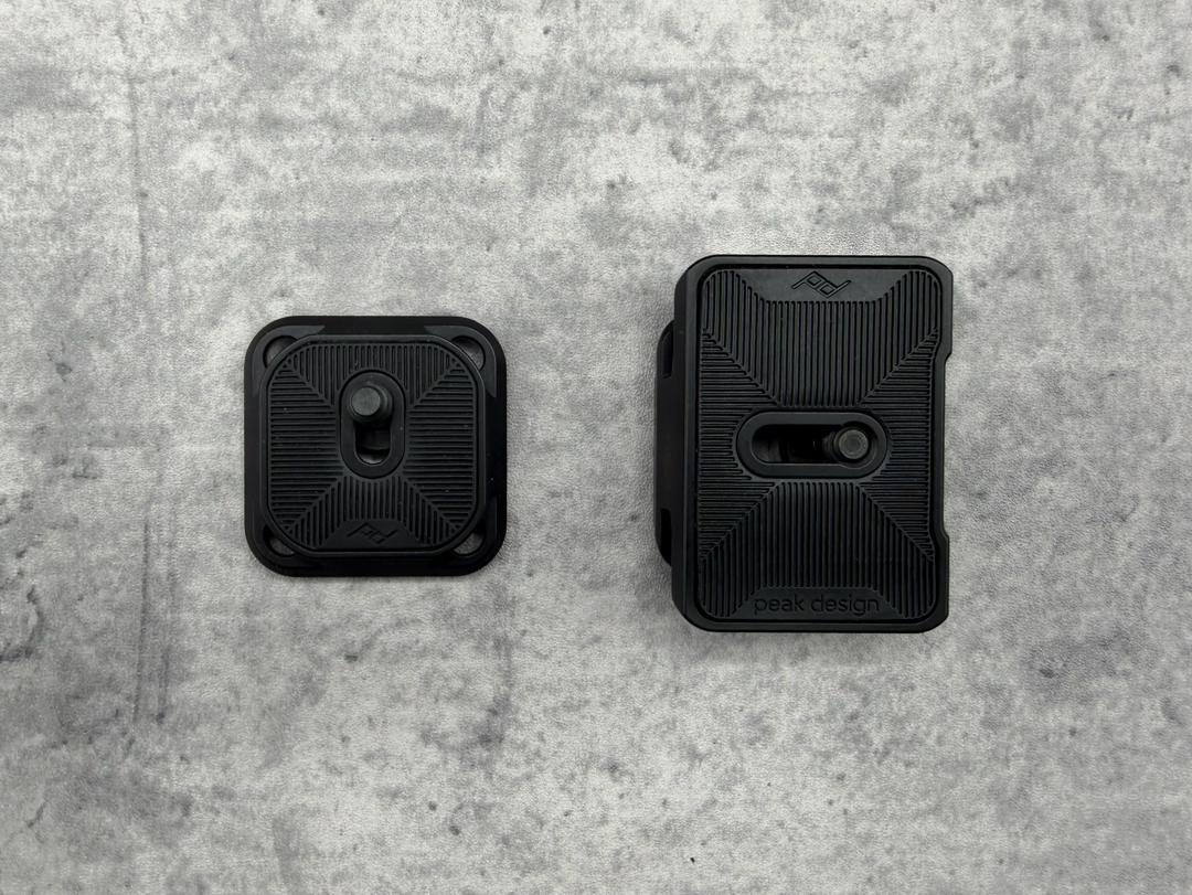 通常版のピークデザインのプレートとの比較。デュアルプレートは存在感があります。