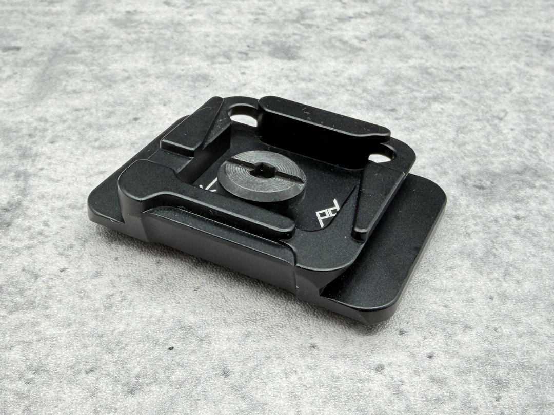 ストラップホールがあり、ピークデザインのアンカーリンクスを取り付けることが出来ます