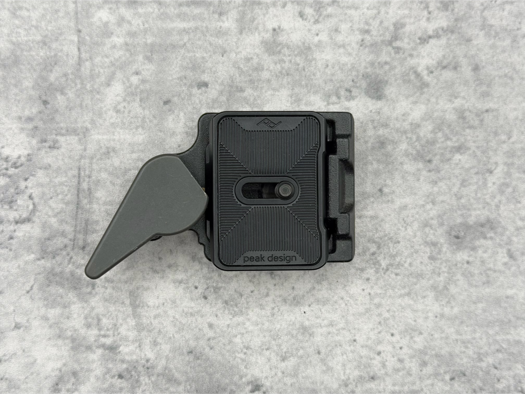 マンフロットの RC2 クイックリリースベースに乗せた様子。しっかりとハマり、固定されます。