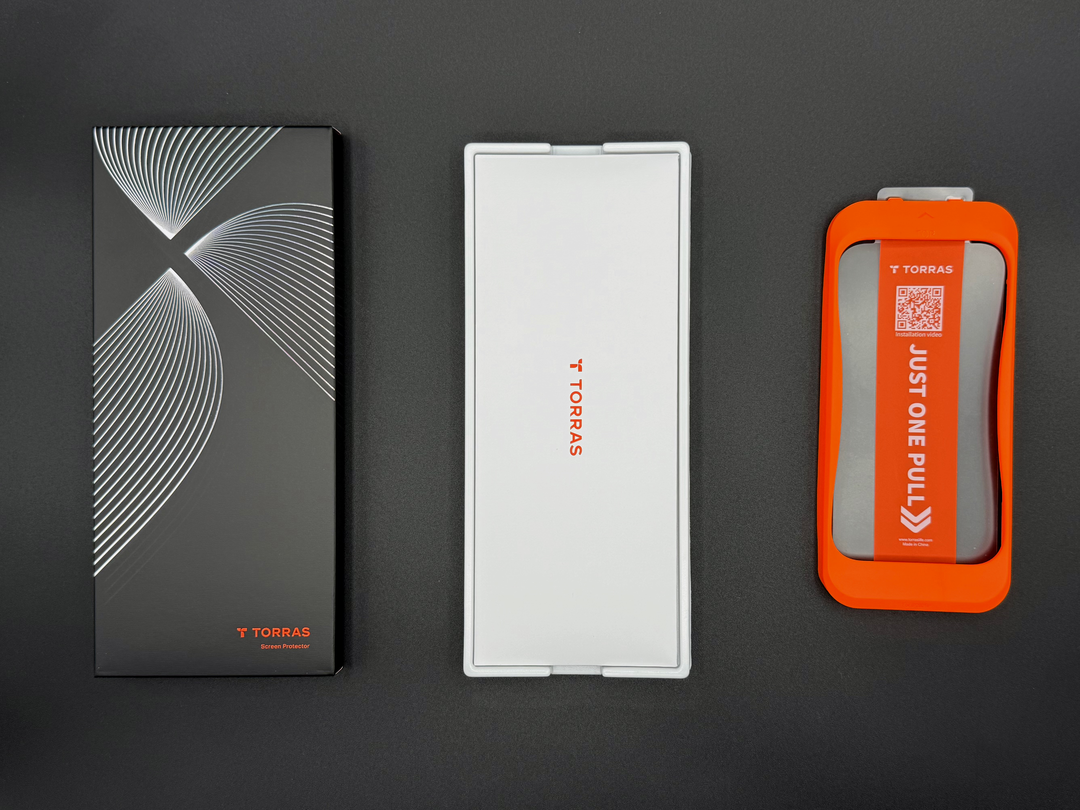 TORRAS GlassGo Ultra の箱と貼り付けセット。ガラスは 2 枚ついてくる。