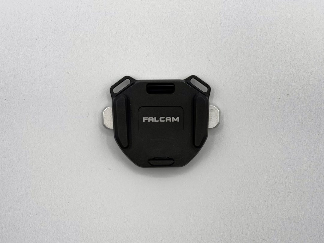 プレートが下まで入ると自動的に上のツメがロックされ、左右のボタンを同時に押し込むことでロックを外すことが出来る。