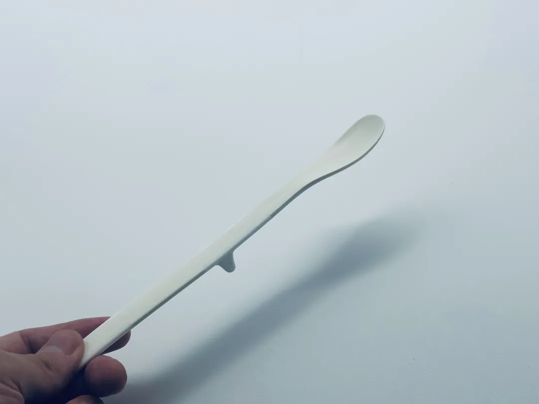 テーブルにそのまま置いても、先端がテーブルに触れない