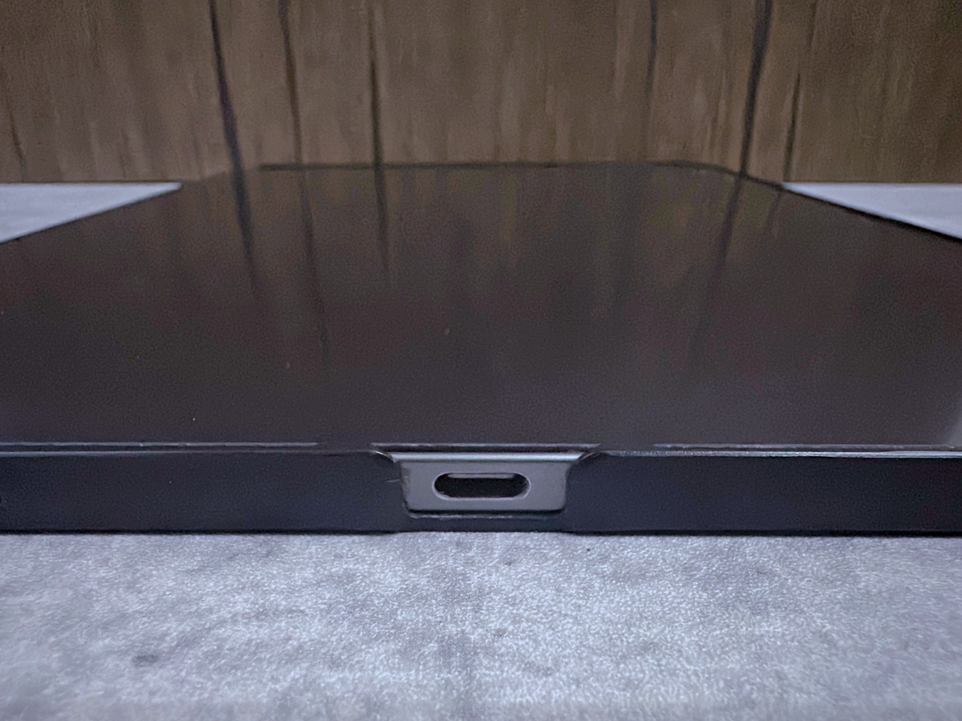 iPad Pro の USB-C の充電口。水気を帯びると端子が錆びる可能性があります。