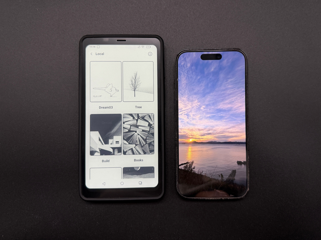 BOOX Palma と iPhone 14 Pro の大きさの比較。Palma はやや大き目になっている。