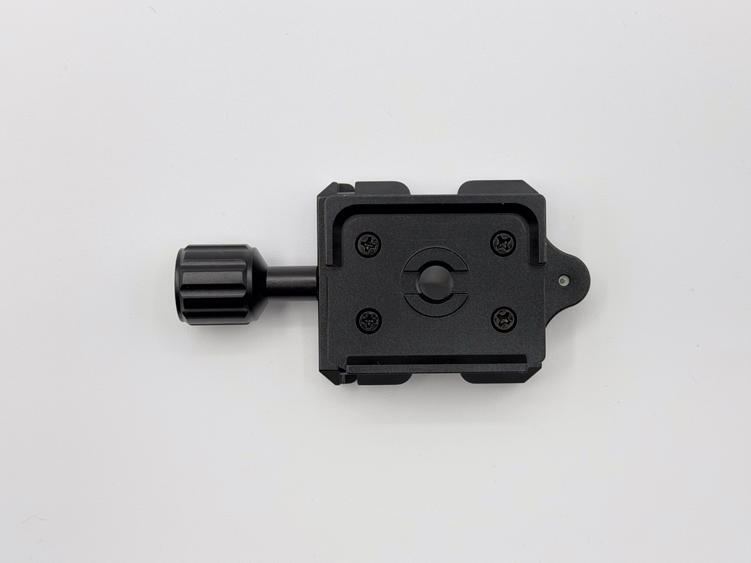 底面部が Manfrotto の RC2 システムの PL200 プレートと互換性のある形状になっている