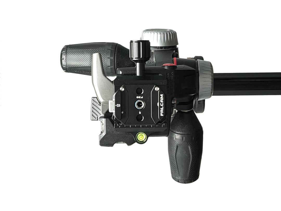 Haoge の変換アダプターのアルカスイスクランプ部分に、さらに Ulanzi / FALCAM の F38 を載せたところ