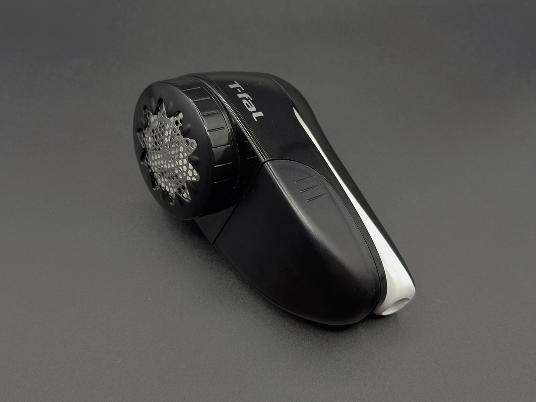 T-fal の充電式毛玉クリーナー。左下がダストボックスで取り外し可能。