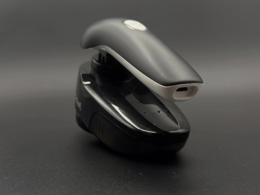 充電・給電口はハンドルの末端にあります。端子は残念ながら micro USB です。