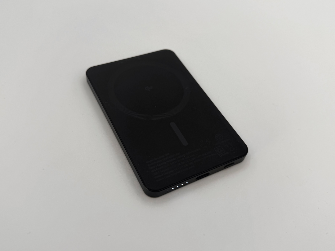 白く光っているのが MATECH MagOn Ultra Blade 5000 のバッテリー残量確認用の LED ライト