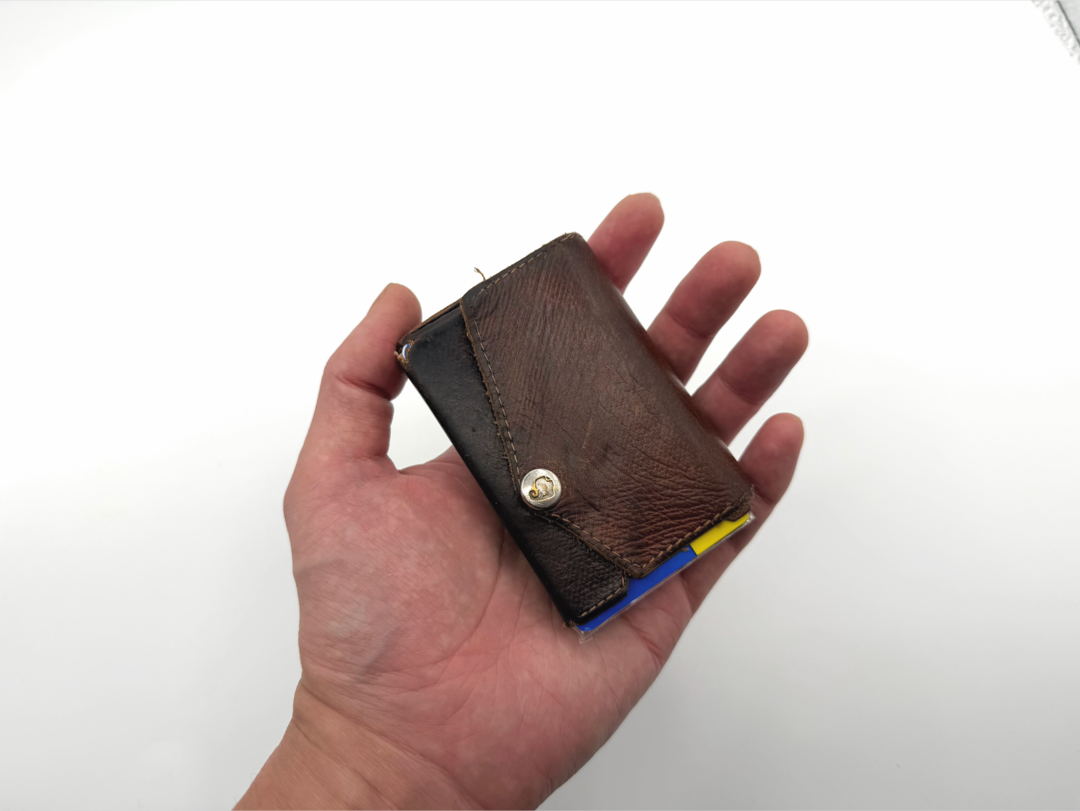 手のひらに収まるカードよりやや大きいくらいのコンパクトサイズ