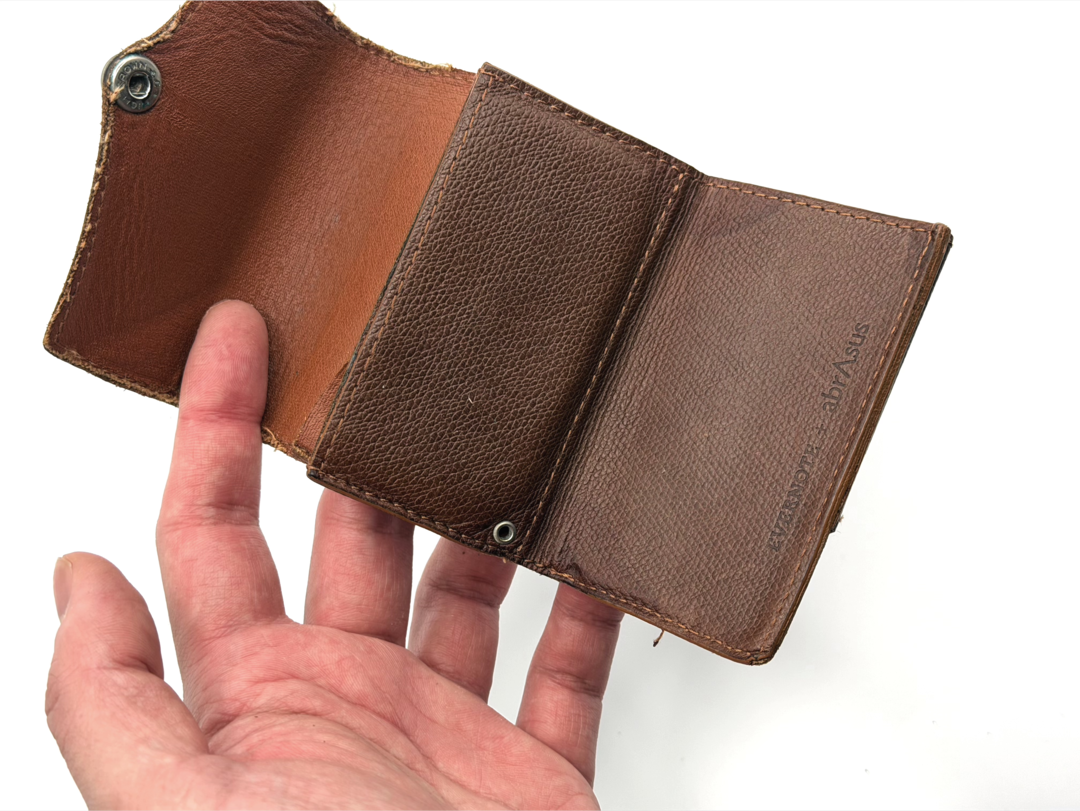 財布の下部にストラップホールあり