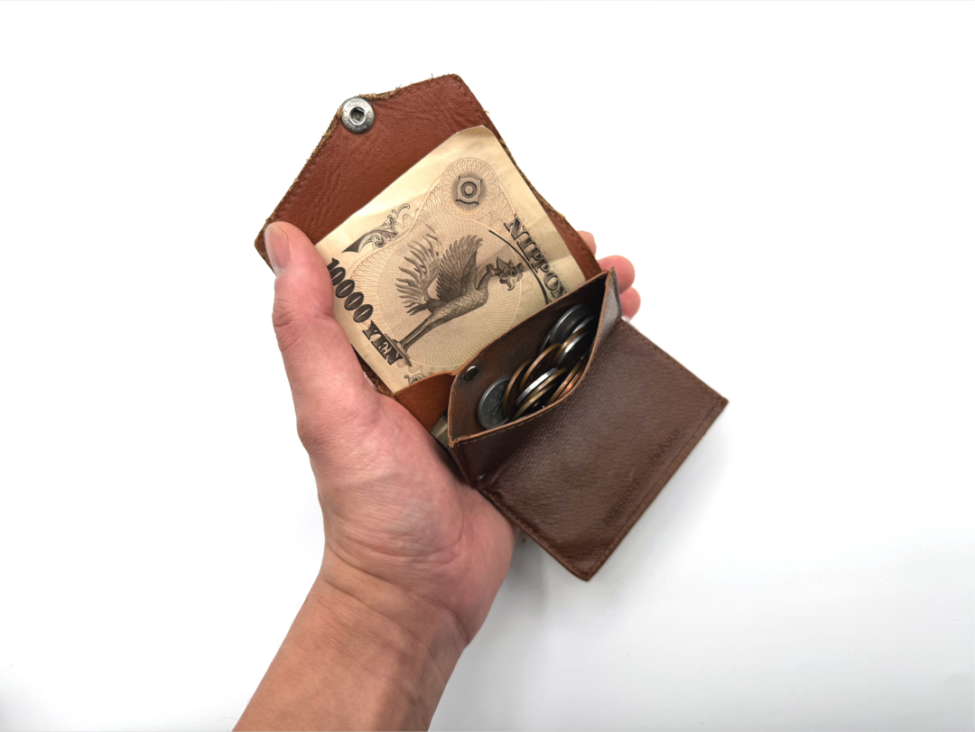 紙幣の収納方法と、小銭入れ部分。財布を開いた状態だと小銭入れに蓋がない状態なので、ゴチャゴチャやっていると、小銭をぶちまけてしまう可能性有り。