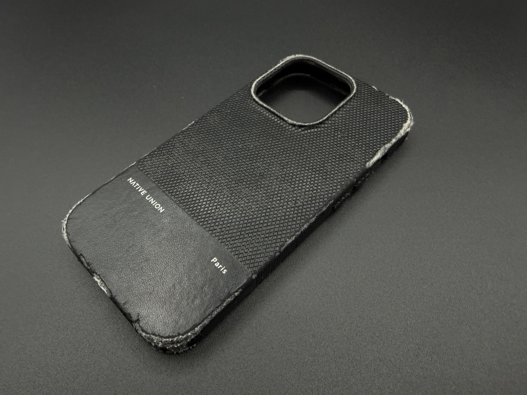 2 年半使い倒されてボロボロになってしまった Native Union のスマホケース