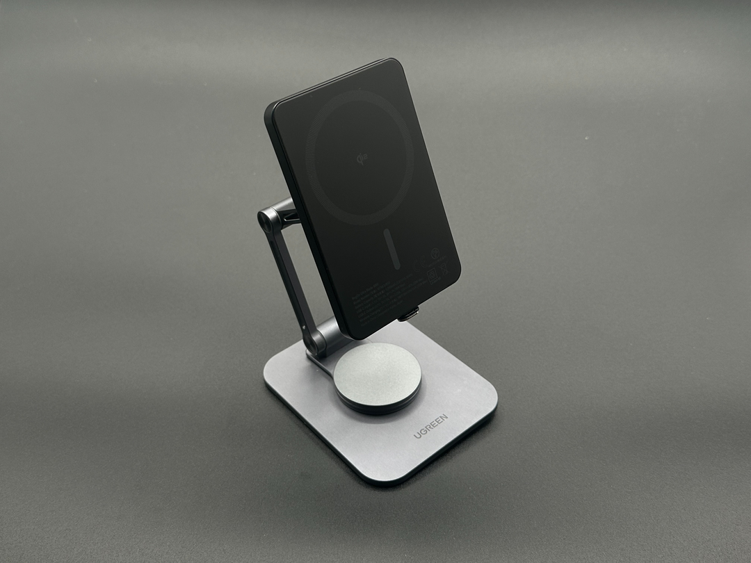 MagSafe スタンドに MagSafe 対応モバイルバッテリーを装着し、充電スタンド化