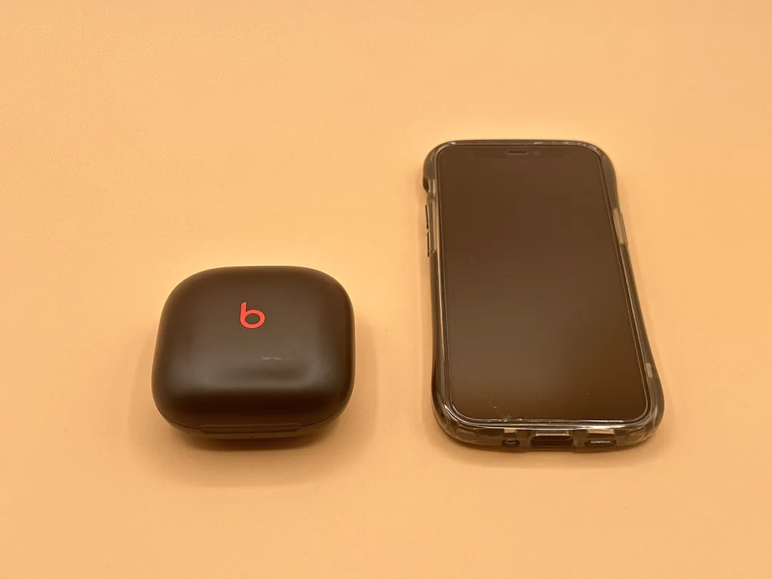 Beats Fit Pro を iPhone 12 mini と並べたところ