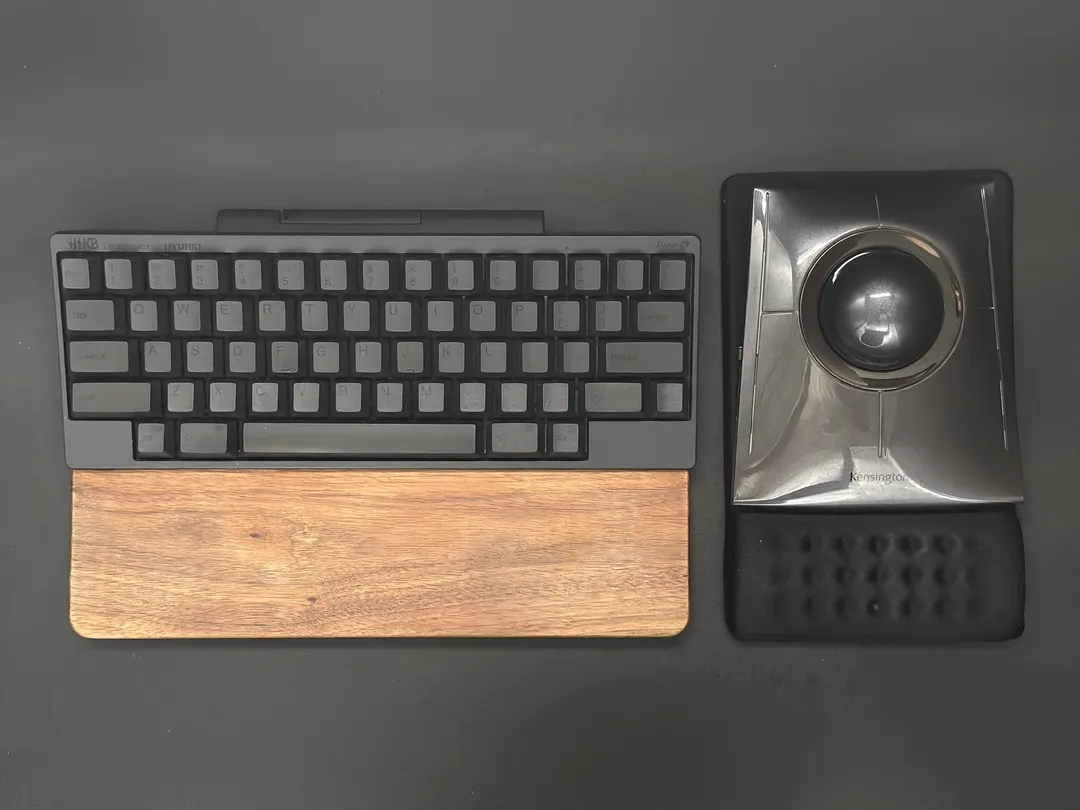 無線キーボードと合わせればデスクスッキリ