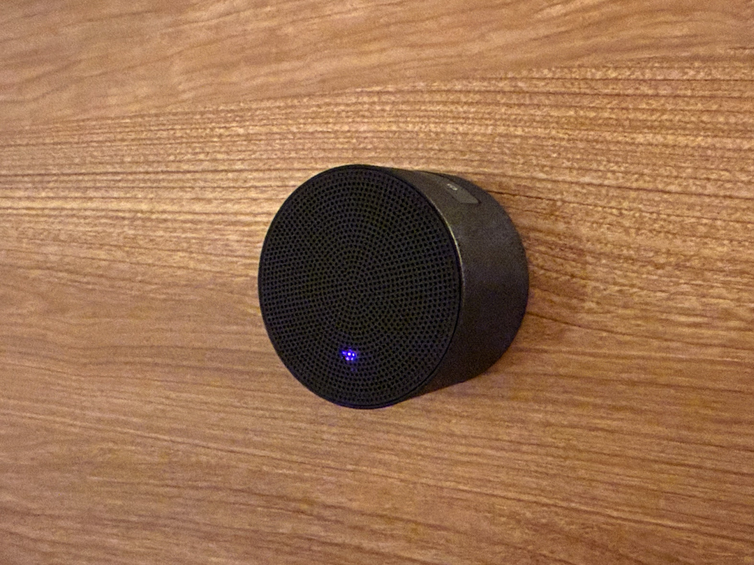 CIO のお風呂用スピーカー『CIO Portable Bath Speaker』。LED はパープルに光る。