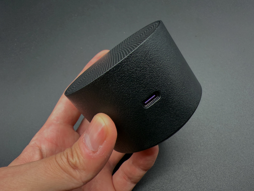 USB-C の充電口。アクセントカラーのパープルが施されている。本体には CIO 製品でよく採用されているシボ加工が施されている。