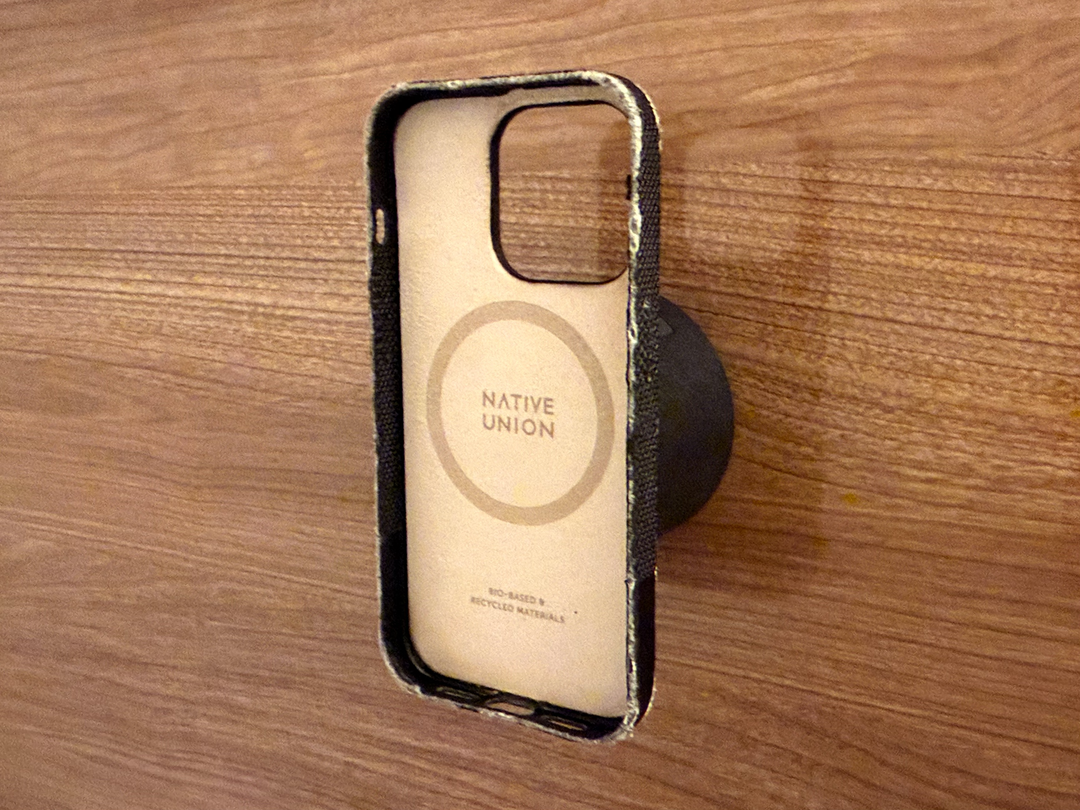 壁に接地する面だけでなく、スピーカー側にも MagSafe アクセサリはくっつく。試しにケースをくっつけてみた所。