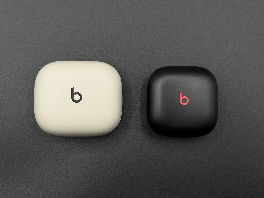 Powerbeats Pro 2 のケースと Beats Fit Pro のケースの大きさの比較。一回りほど Powerbeats Pro 2 のほうが大きい。