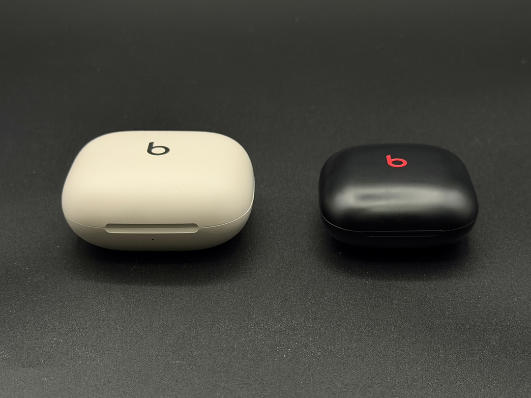 Powerbeats Pro 2 のケースと Beats Fit Pro のケースの厚みの比較。Powerbeats Pro 2 のほうが大分分厚い。
