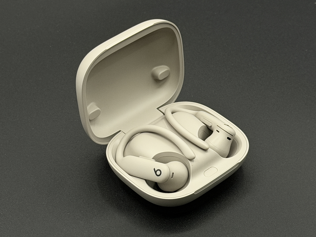 充電ケースに収納された Powerbeats Pro 2。ケースはワイヤレス充電に対応。