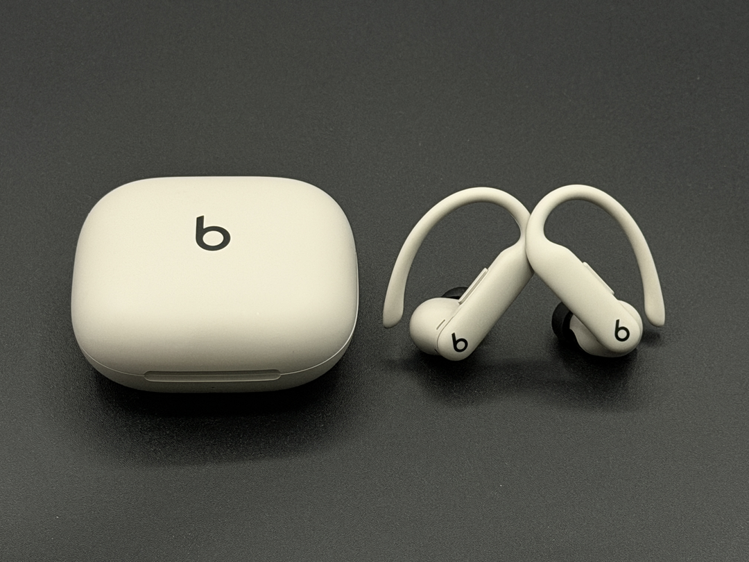 Powerbeats Pro 2 のケースとイヤピース。このピースを耳の裏に引っ掛けるようにして使います。