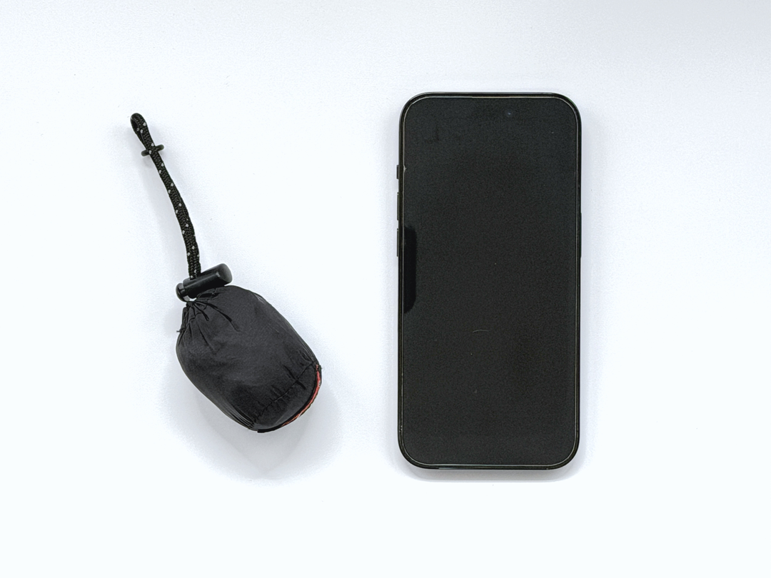iPhone 14 Pro と比較した NANGA ポケッタブルエコバッグのサイズ