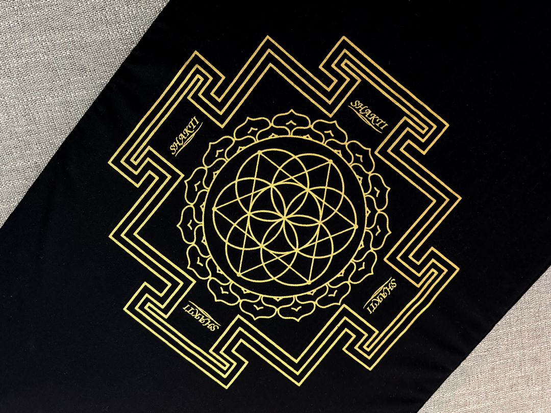 Shakti Mat の裏面。特に滑り止めなどは無いため、蹴っ飛ばすとスーっとズレていきます。