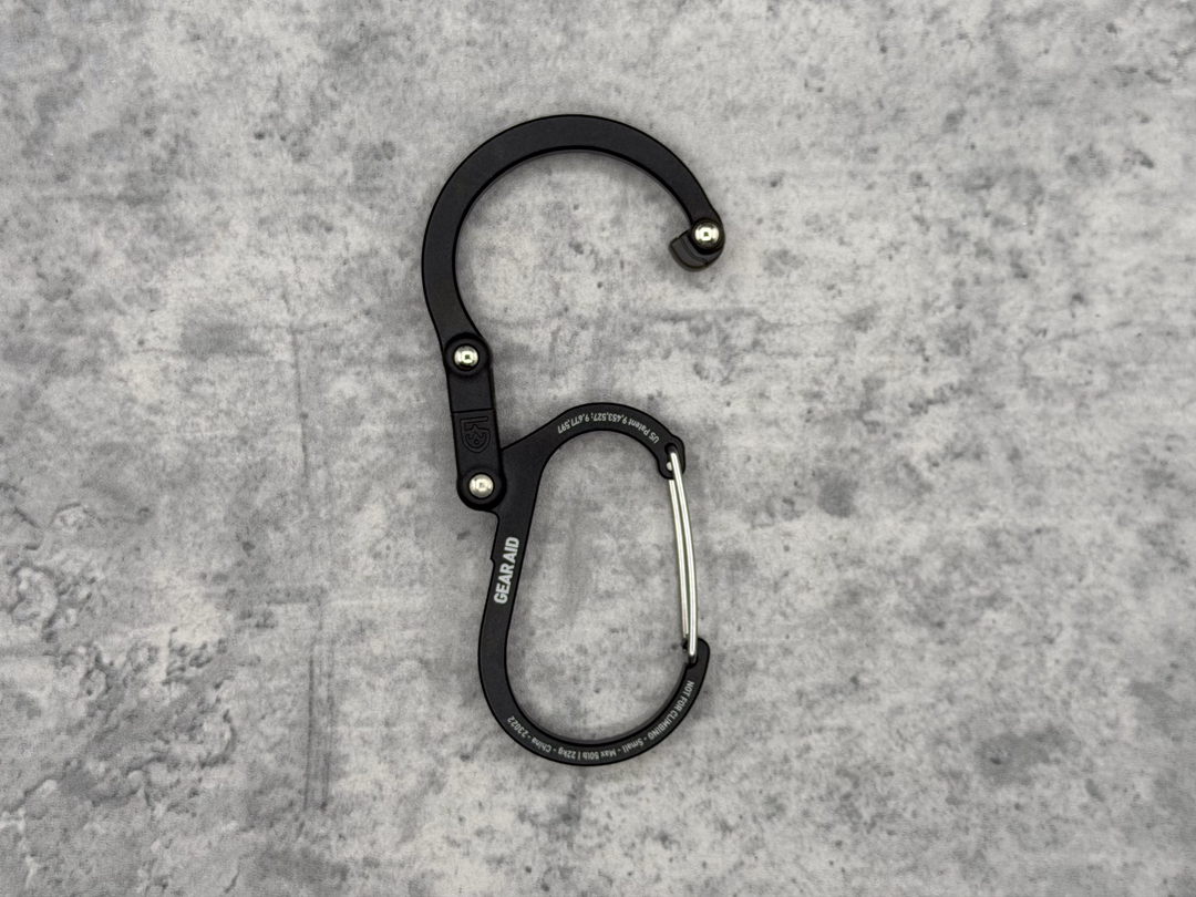 フックを展開することができるが、フックのグリップ力が…。先端が滑ってしまい、デスクなどに引っ掛けることが難しい。