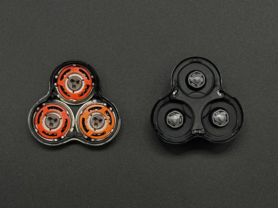 刃のユニットはベースと刃で 2 つに分かれる。オレンジのパーツが外すと、さらに分解が可能だが、このオレンジのパーツが壊れやすい。