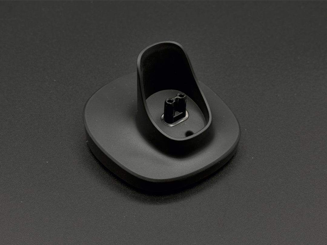 付属していたスタンドは、充電スタンドと思い込んでいたが、充電機能のないただのスタンド。