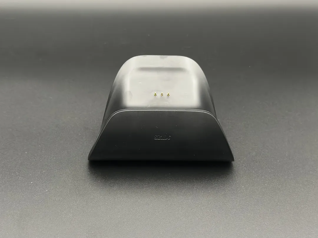 3 本みえる小さな金属接点が充電に使用されるもの
