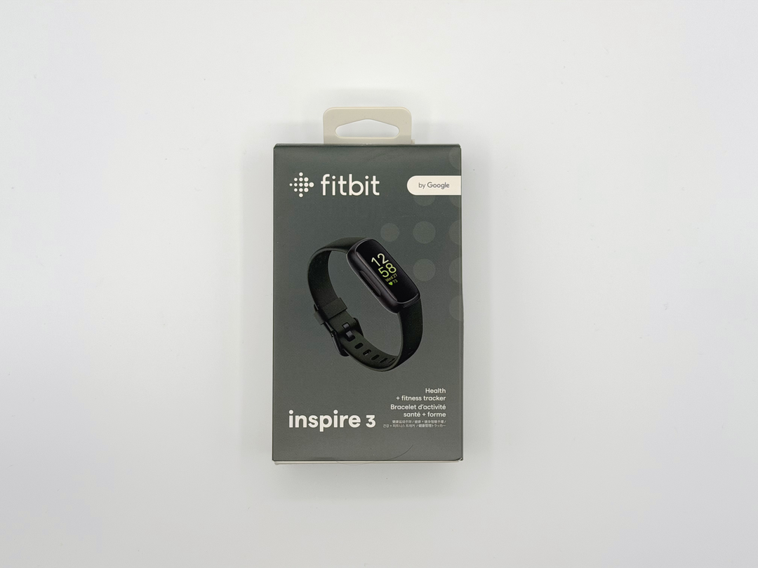 Fitbit Inspire 3 のパッケージ。by Google とあるとおり Fitbit は Google 傘下の企業。