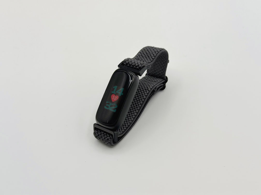 サードパーティーのベルトをつけた状態のフィットネストラッカー『Fitbit Inspire 3』