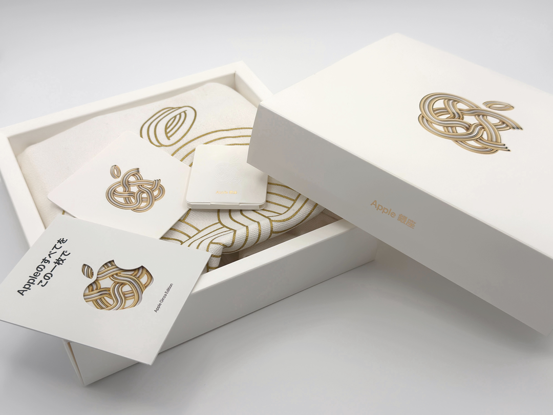 リニューアル記念で配布されたノベルティー（トートバッグ / ピンバッジ / コースター）と有料購入した限定ギフトカード。