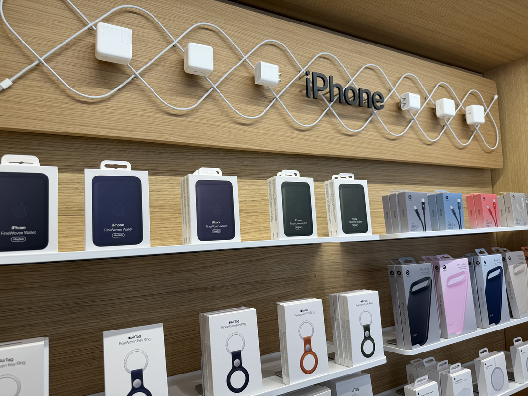 かっこいいと思ったディスプレイ。充電器とケーブルで装飾されている。