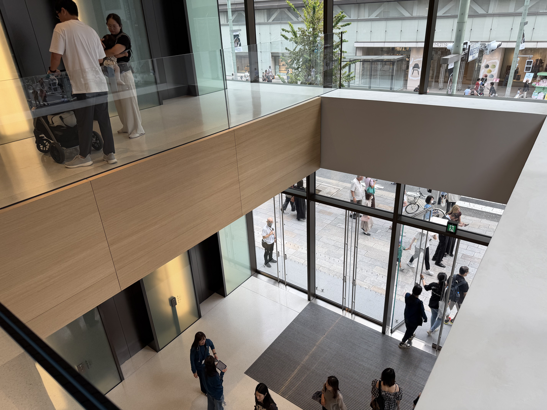 後日撮影した店内の様子。吹き抜けになっている。