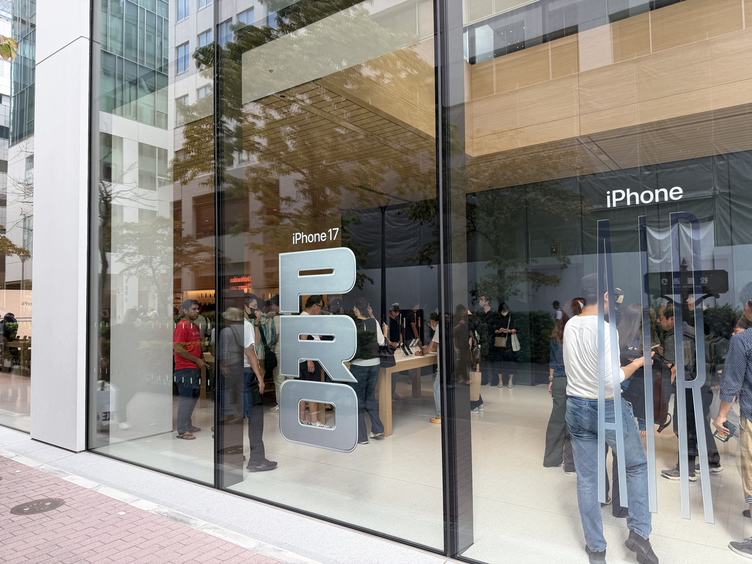 iPhone 17 シリーズ発売直後だったので、iPhone 17 Pro がウィンドウでアピールされていた。