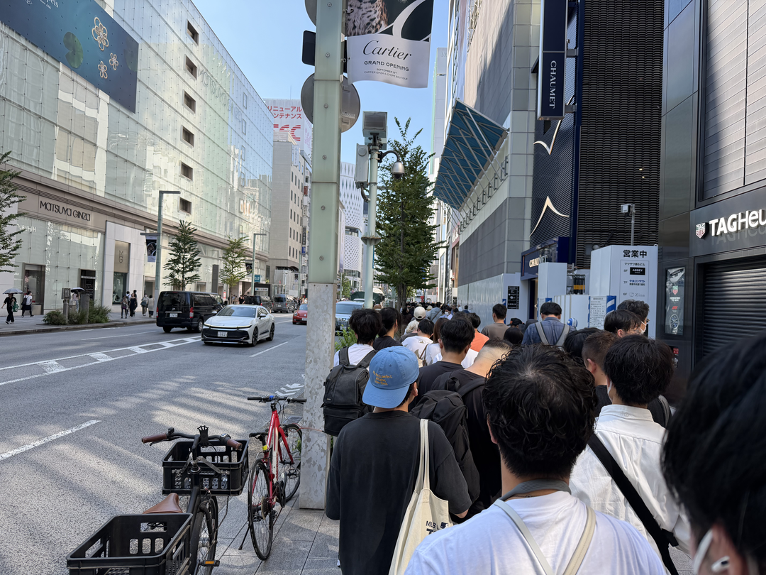 始発で向かって並んだものの、すでに並びは長かった。