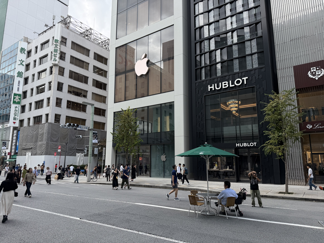 リニューアルオープン数日後の Apple Store 銀座の様子。すでに通常営業状態だった。