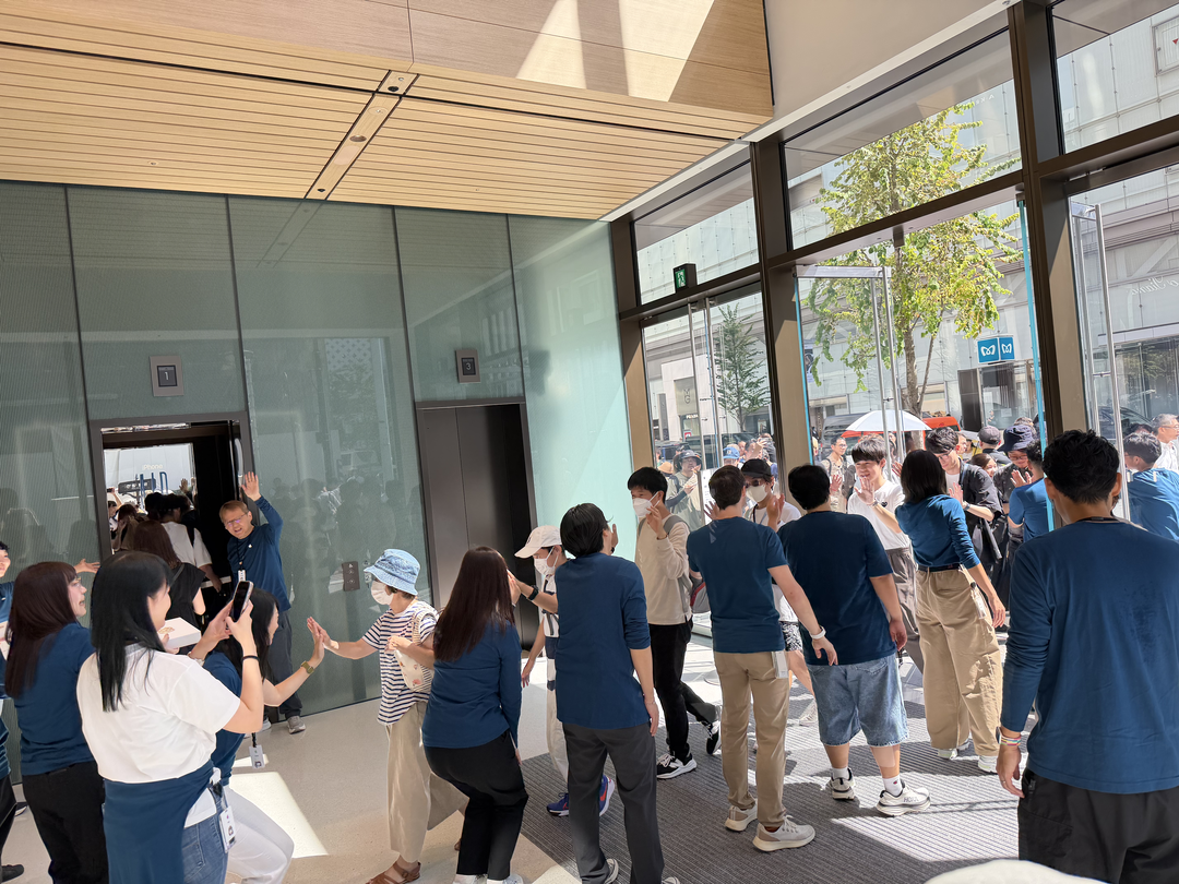 Apple 定番のハイタッチ入場。正直、恥ずかしい。ハイタッチだけでなく、スタッフによるハイテンションな掛け声も。