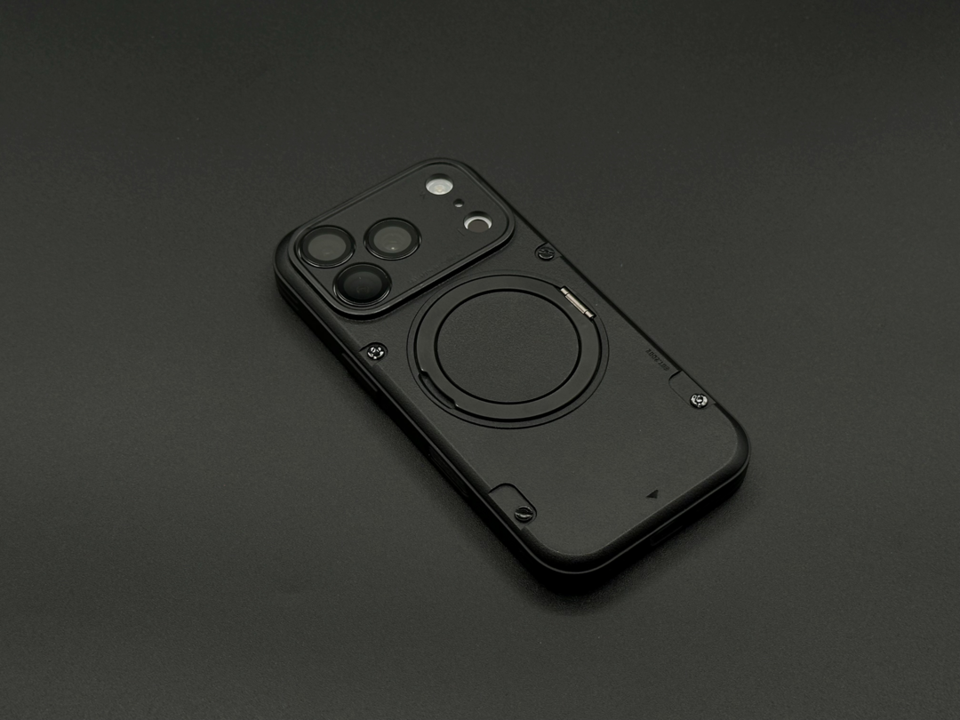 カメラコンポーネントも覆うフルブラックのスタンド内蔵ケース、elago の『Magnetic Armor Ring Stand Case』