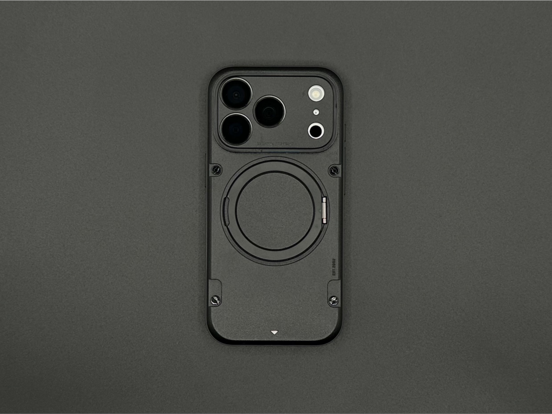 ほぼフルブラックになった iPhone 17 Pro のシルバーモデル。