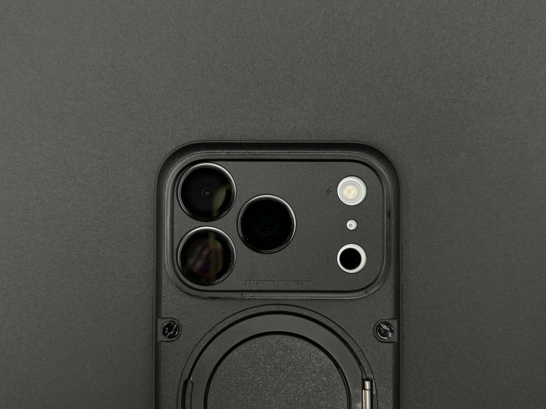 位置が微妙にズレている（？）感じがするカメラユニットの穴