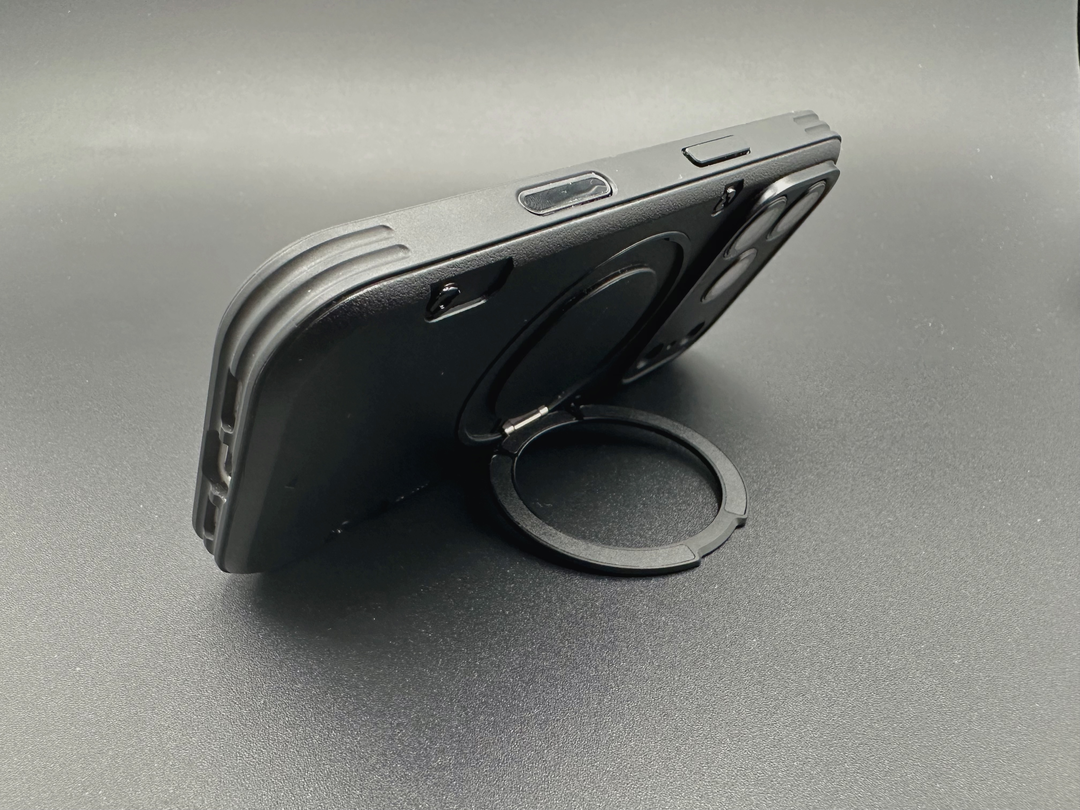 スタンドを立てた状態のケース。カメラコントロール部分もカバーされている。ケース背面はポリカーボネートで、側面に TPU が使われている。