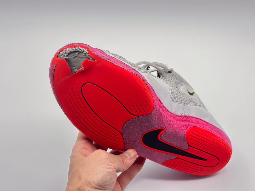 爪先付近が破れてしまった Nike Inflict SE
