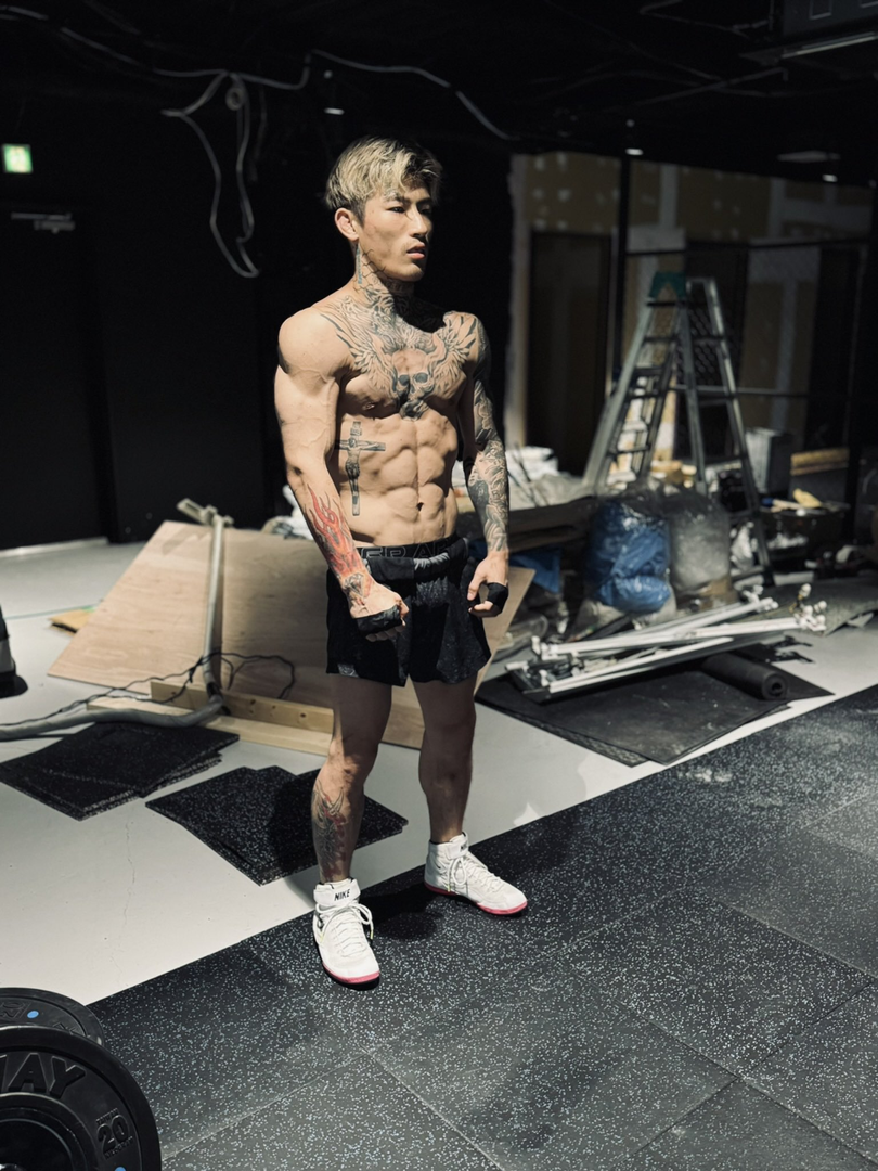 同モデルを履いてウェイトトレーニングを行う平本蓮選手 / 画像: ご本人 X アカウントより